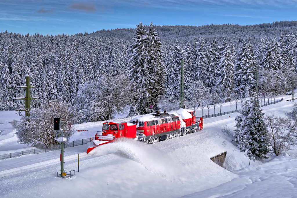 Winteralarm Schneefall Behindert Verkehr Auf Schiene Stra e Und In 