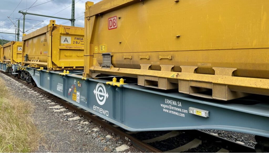 In schickem Baugelb: die Ermewa-Züge bei der Deutschen Bahn. Vorne rechts am Wagen zu sehen ist der GPS-Tracker vom Unternehmen nexxiot. Foto: Ermewa